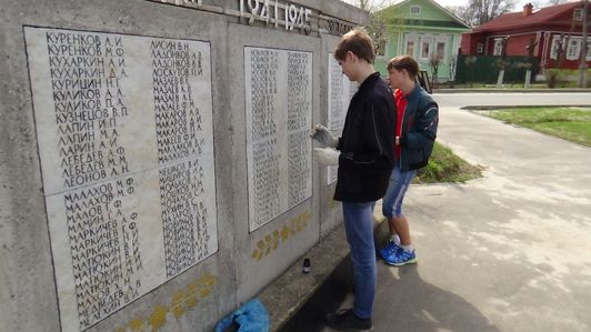 Реставрация студентами памятника односельчанам, погибшим в Великой Отечественной войне